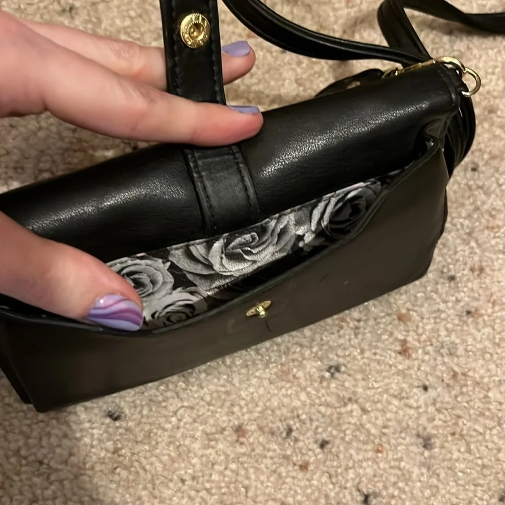 Adrienne Vittadini Crossbody clutch with charging dock